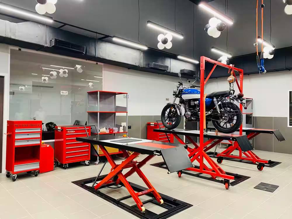 Honda BigWing big-bike service bay